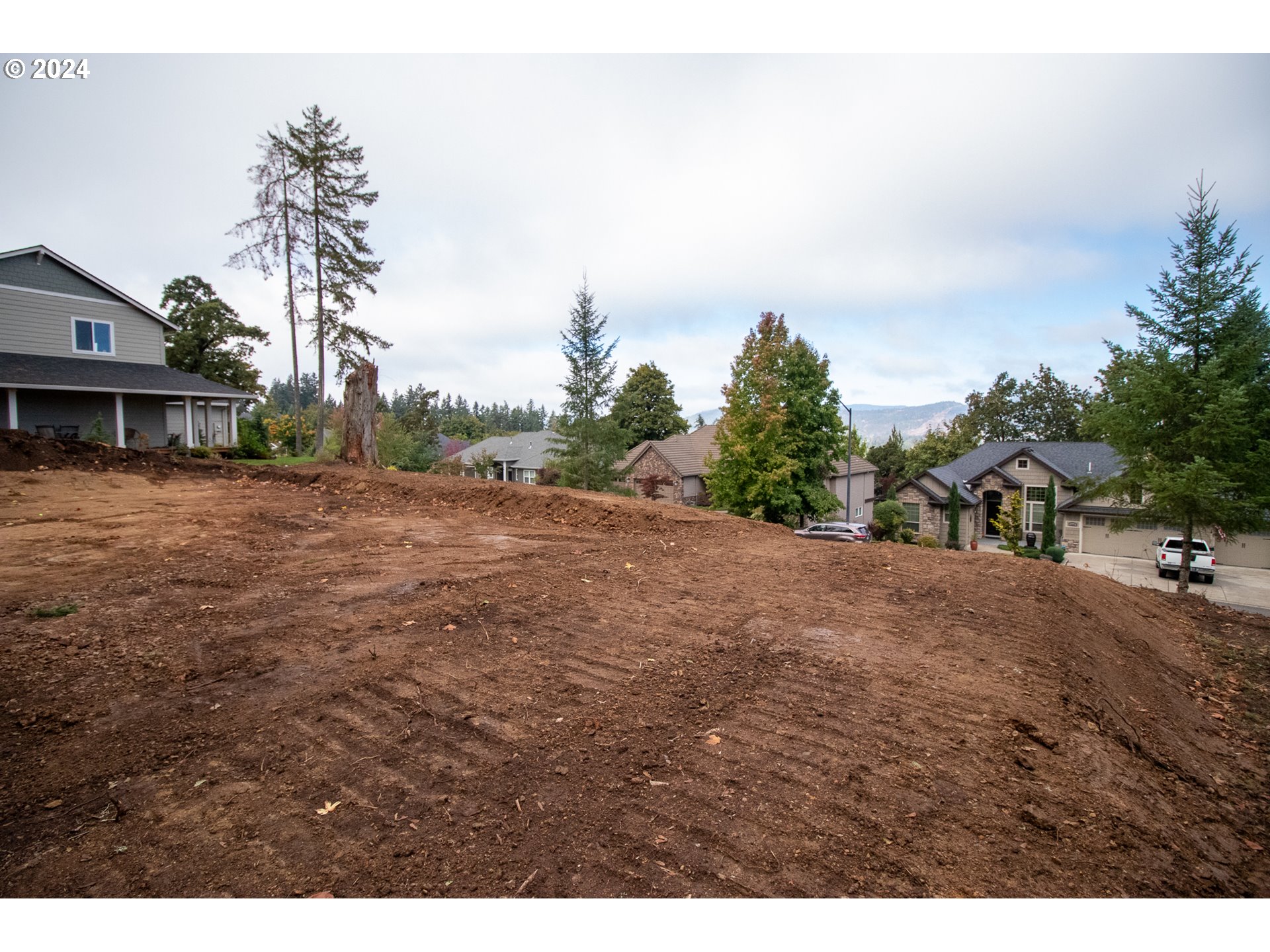6225 Forest Ridge Drive Springfield, OR 97478 - Photo 8 of 17 a view of a dirt road with a building in the background