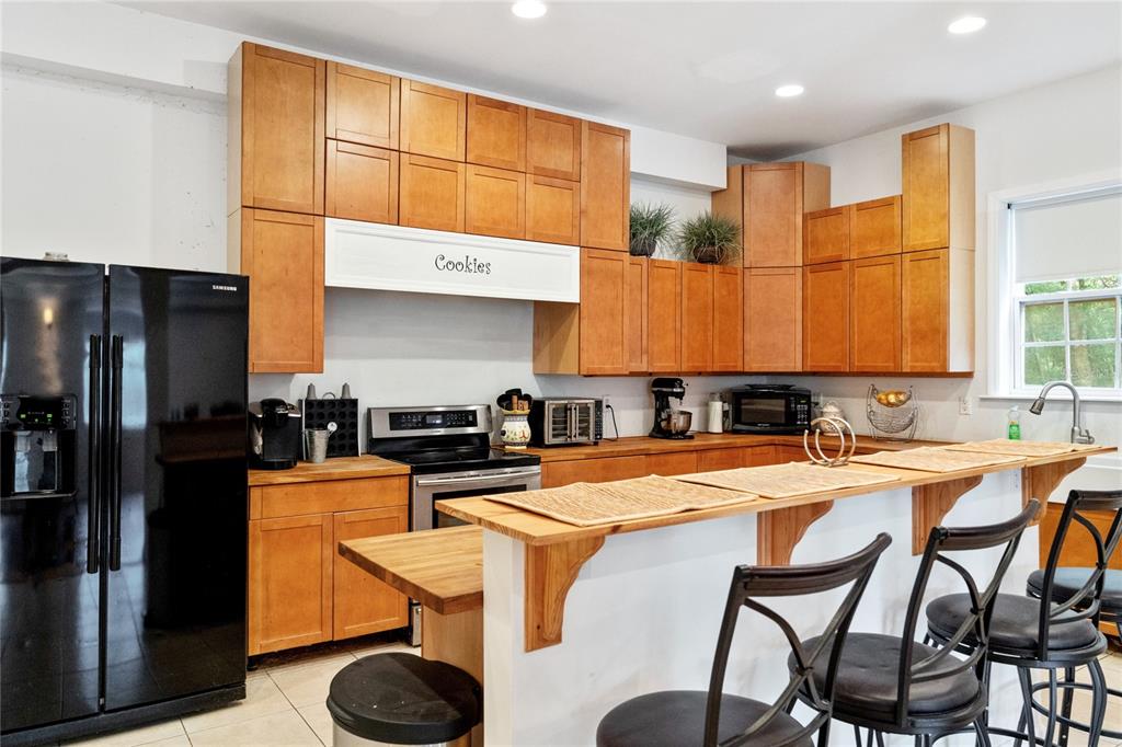 16295 Highway 40 Ocala, FL 34481 - Photo 11 of 39 a kitchen that has a table and chairs in it