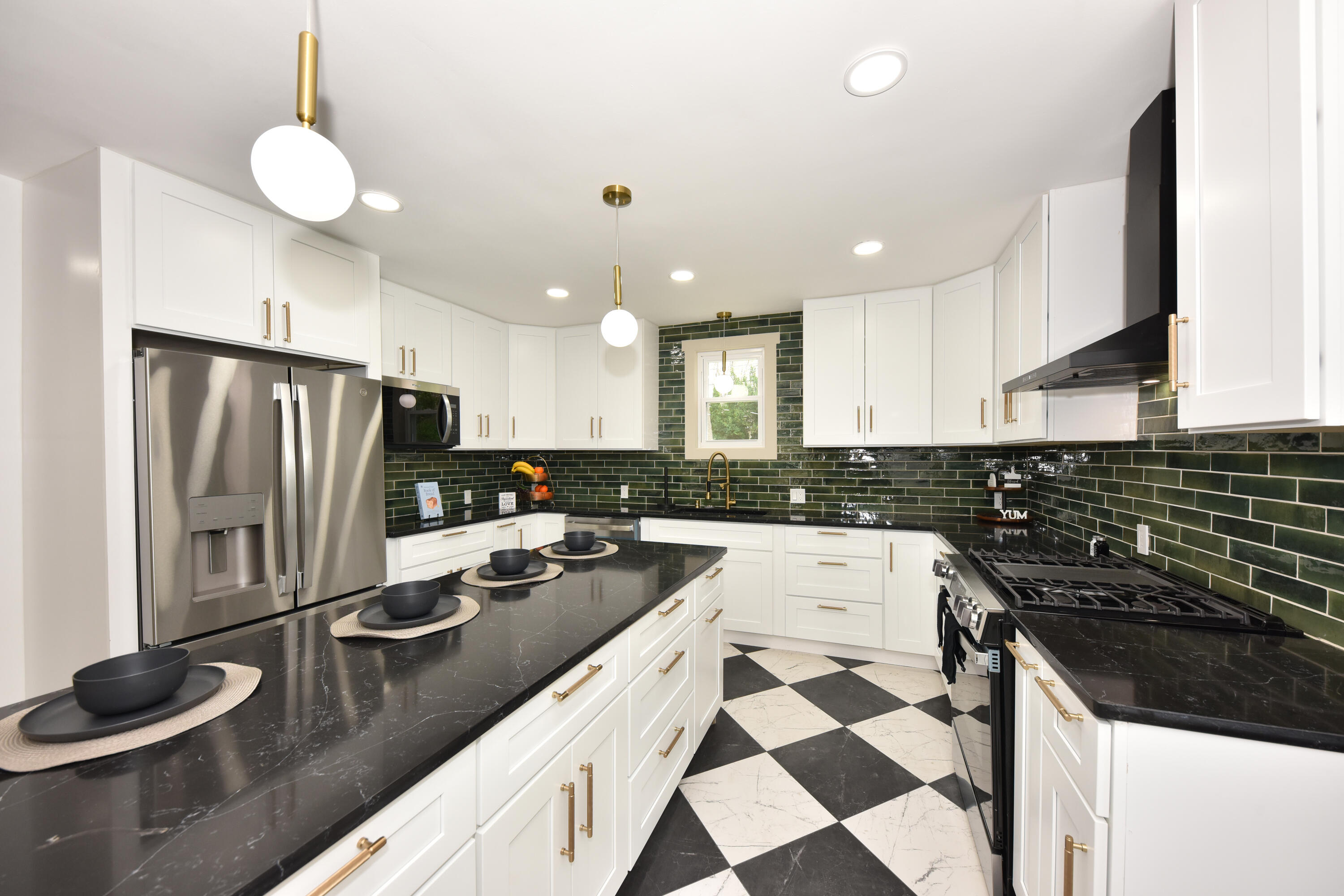 926 North 60th Street Milwaukee, WI 53213 - Photo 2 of 44 Quartz Countertops