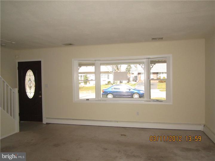 10 Merry Turn Road Levittown, PA 19056 - Photo 4 of 11 Living Room