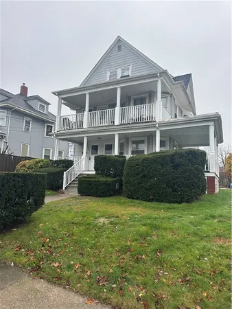 $2,400 | 1229 Narragansett Boulevard, Unit 1, Cranston, RI 02905