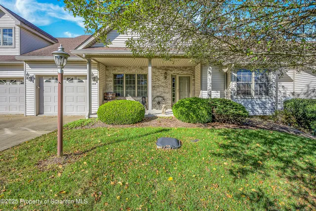 a view of a house with backyard and garden