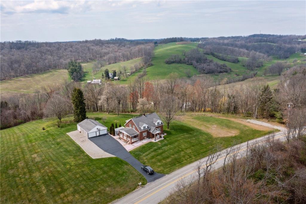 587 McKee Road Washington, PA 15301 - Photo 36 of 38 a view of a backyard with mountain view