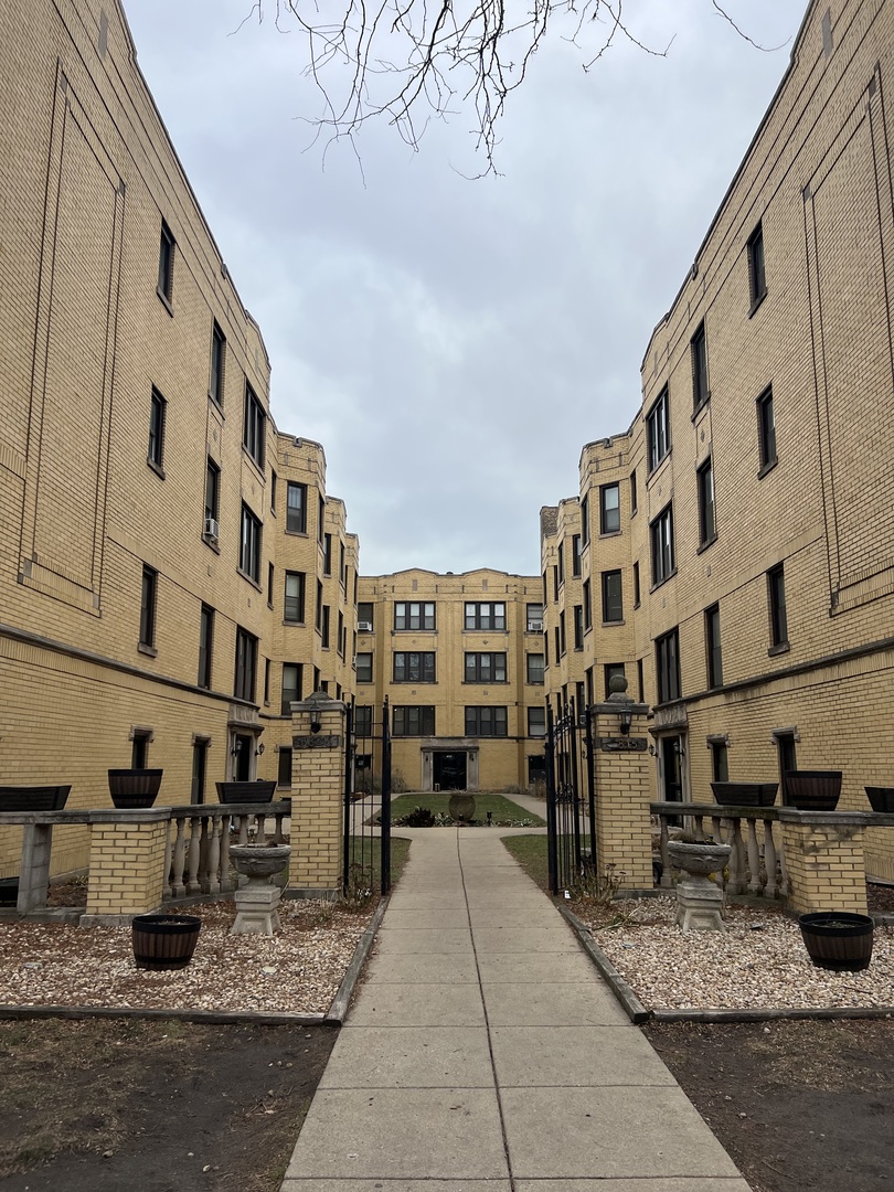 3817 North Greenview Avenue, Unit 3W Chicago, IL 60613 - Photo 2 of 10 a view of street with building