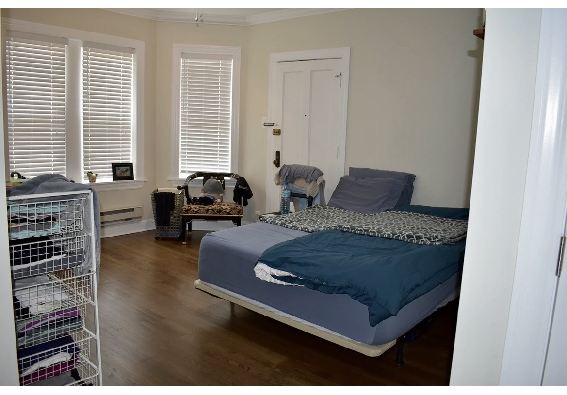 3817 North Greenview Avenue, Unit 3W Chicago, IL 60613 - Photo 7 of 10 a living room with furniture
