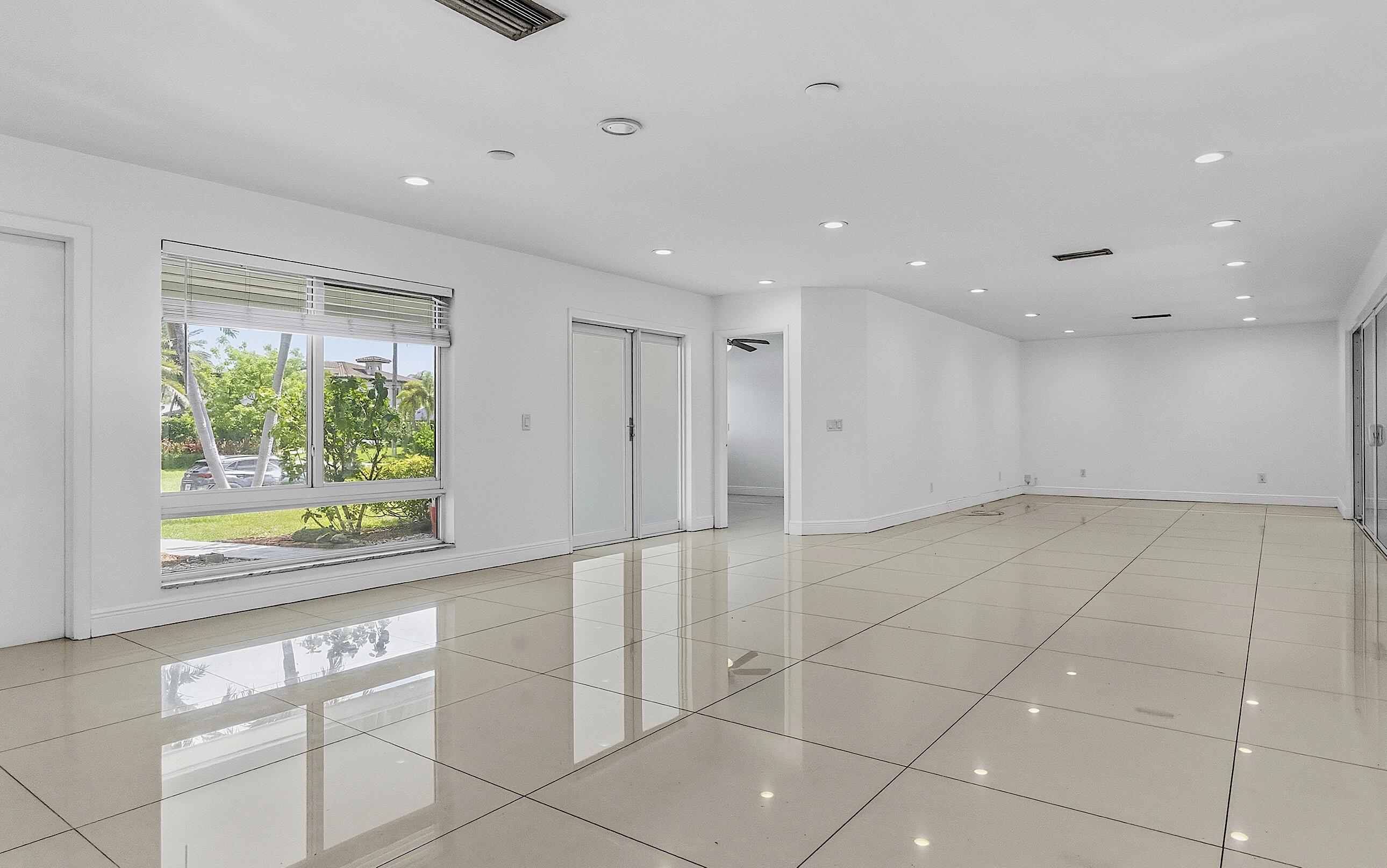2910 Northeast 40th Court Lighthouse Point, FL 33064 - Photo 11 of 49 2910 NE 40th Ct - - 010