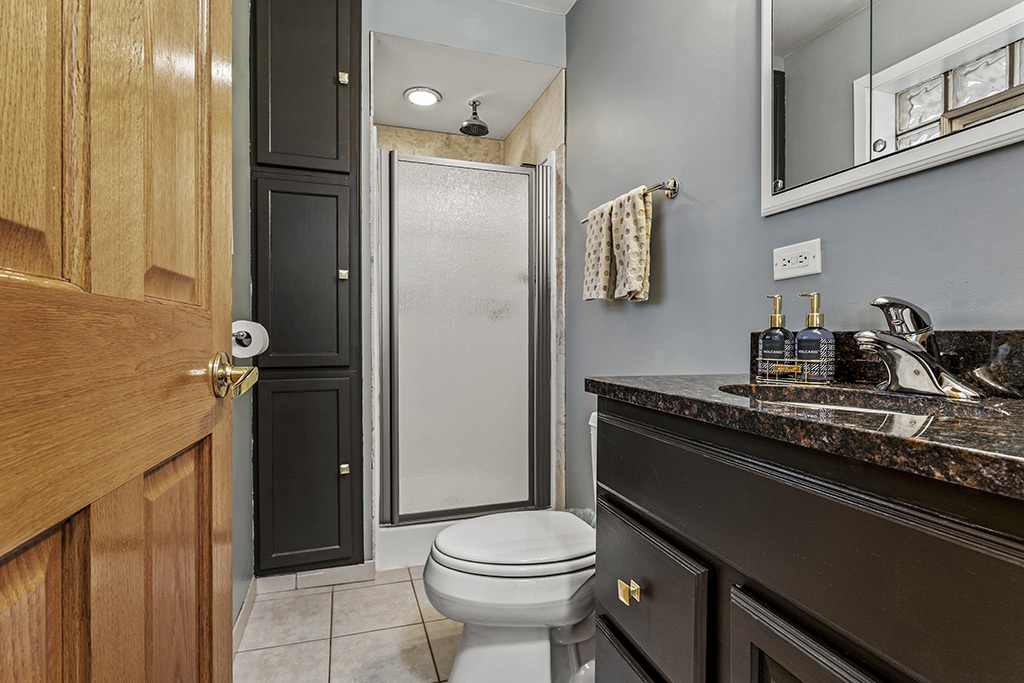 12401 68th Court Palos Heights, IL 60463 - Photo 16 of 24 a bathroom with a sink a toilet and shower
