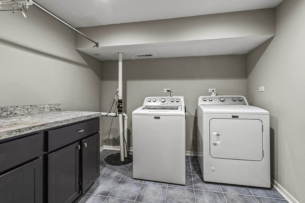 12401 68th Court Palos Heights, IL 60463 - Photo 17 of 24 a utility room with dryer and washer