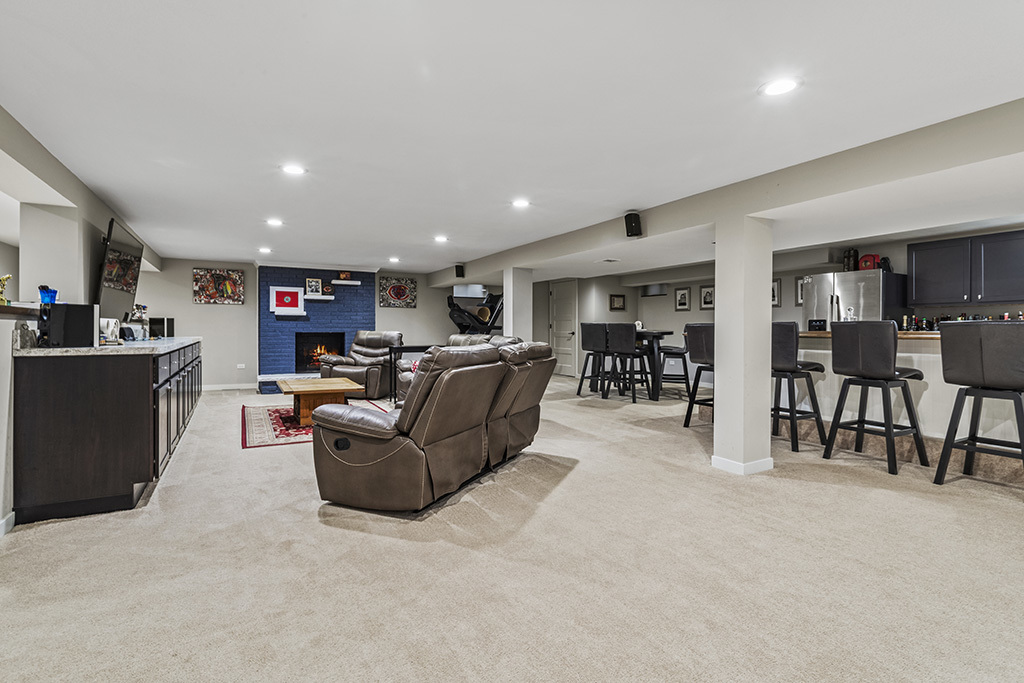 12401 68th Court Palos Heights, IL 60463 - Photo 19 of 24 a living room with furniture and a flat screen tv