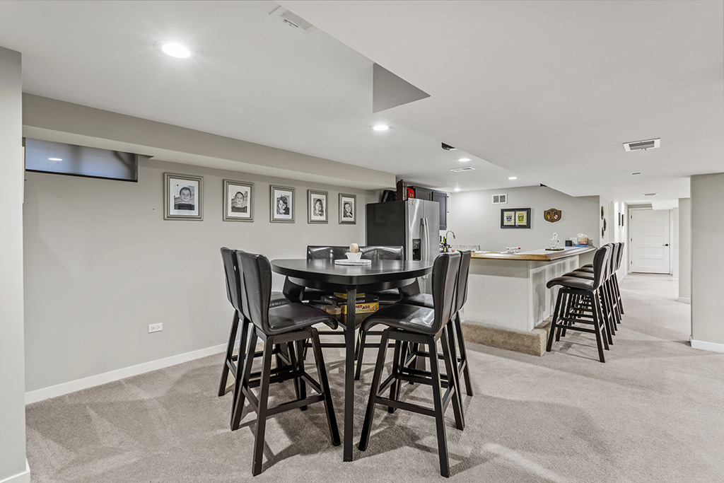 12401 68th Court Palos Heights, IL 60463 - Photo 20 of 24 a view of a dining room with furniture