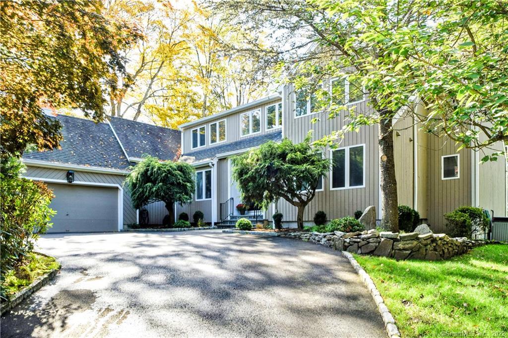 a view of a house with backyard and garden