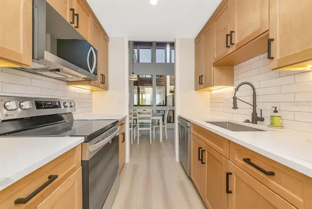 $575,000 | 800 South Boulevard Of The Presidents, Unit 16, Sarasota, FL 34236