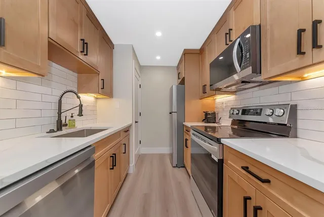 $575,000 | 800 South Boulevard Of The Presidents, Unit 16, Sarasota, FL 34236