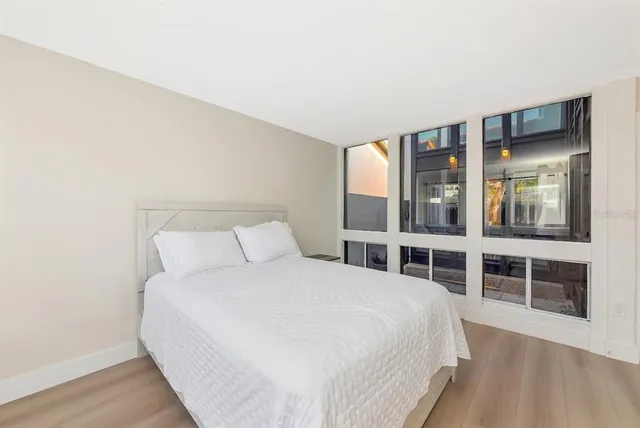 $575,000 | 800 South Boulevard Of The Presidents, Unit 16, Sarasota, FL 34236