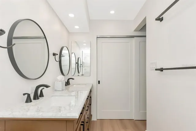 $575,000 | 800 South Boulevard Of The Presidents, Unit 16, Sarasota, FL 34236