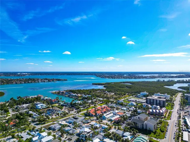 $575,000 | 800 South Boulevard Of The Presidents, Unit 16, Sarasota, FL 34236