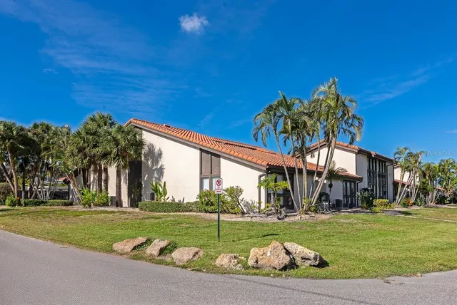 $575,000 | 800 South Boulevard Of The Presidents, Unit 16, Sarasota, FL 34236