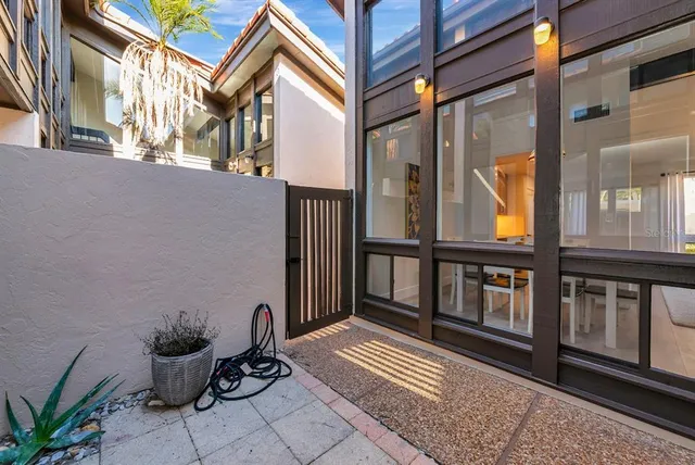 $575,000 | 800 South Boulevard Of The Presidents, Unit 16, Sarasota, FL 34236