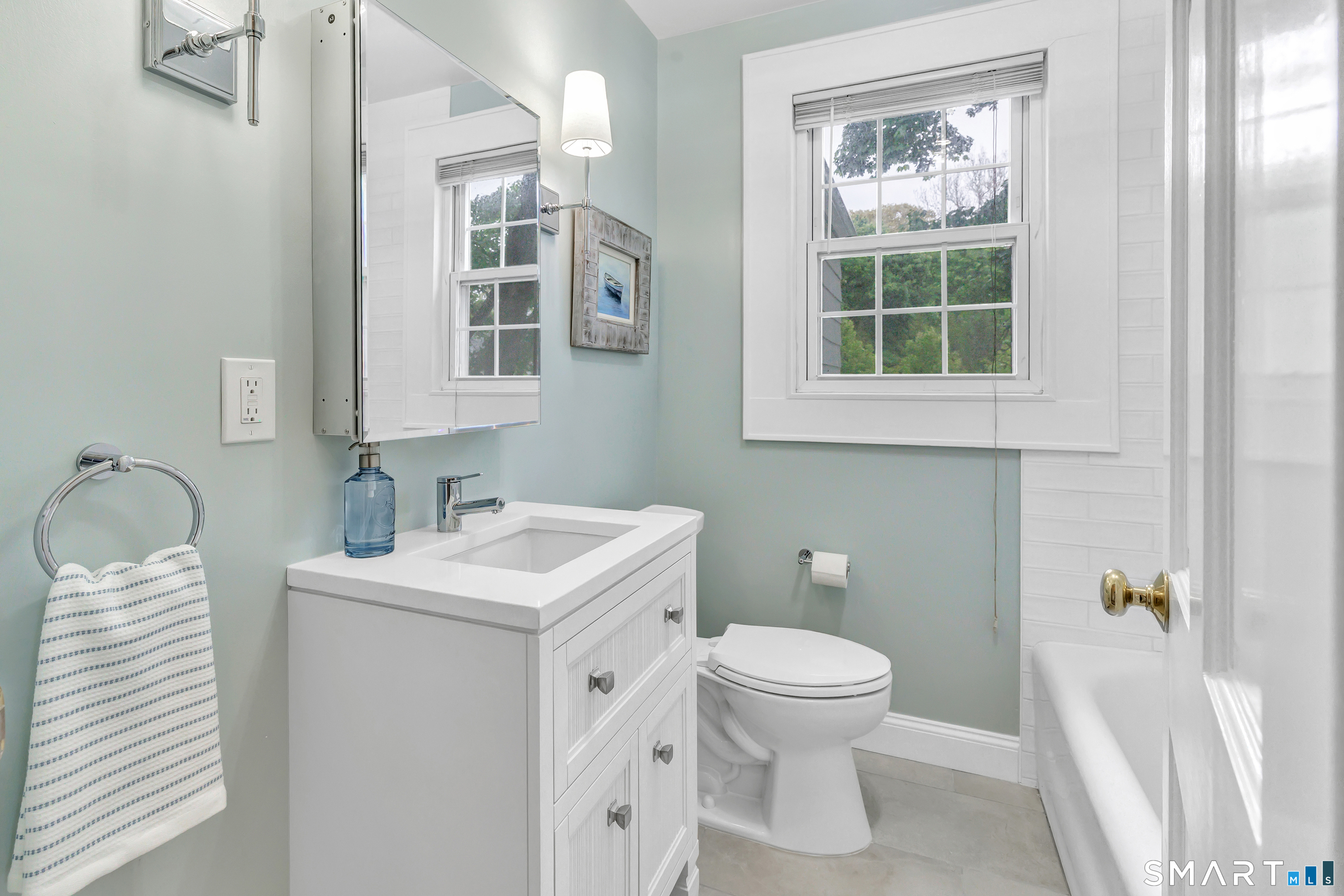 464 Round Hill Road Fairfield, CT 06824 - Photo 36 of 40 Second floor full bath.