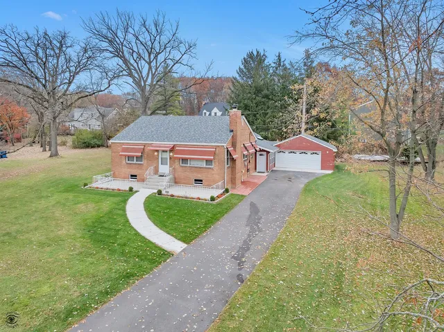a view of a house with a yard