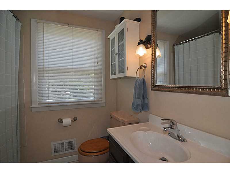 33 Viceroy Road Warwick, RI 02886 - Photo 8 of 11 Bathroom.