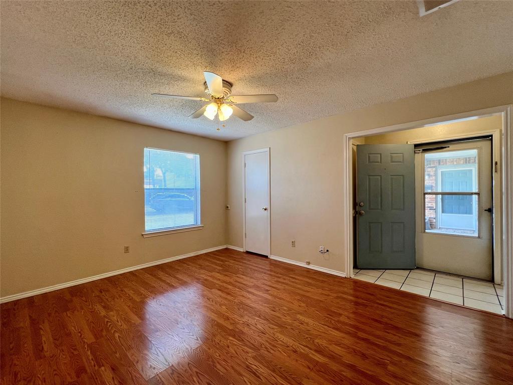 1321 Darr Street Irving, TX 75061 - Photo 3 of 19