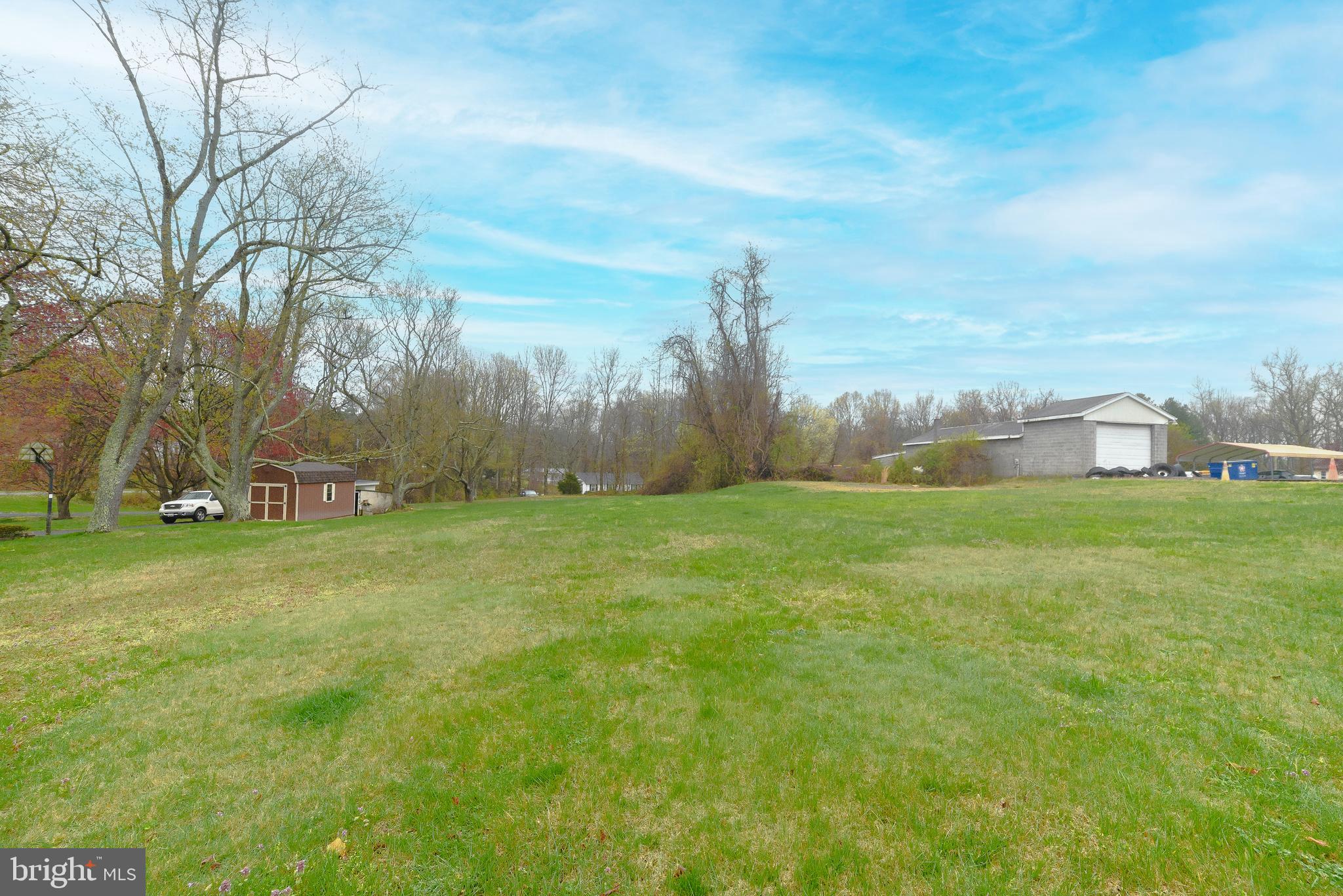 4485 Solomons Island Road Huntingtown, MD 20639 - Photo 4 of 46 a backyard of a house with lots of green space