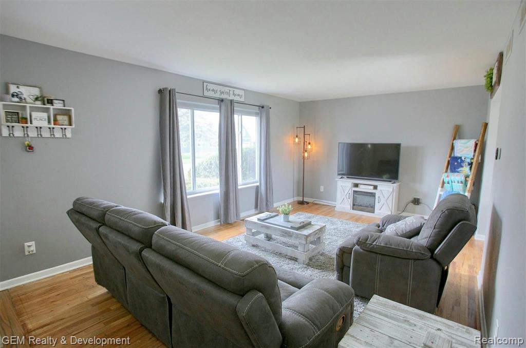 22434 Tuck Road Farmington Hills, MI 48336 - Photo 4 of 24