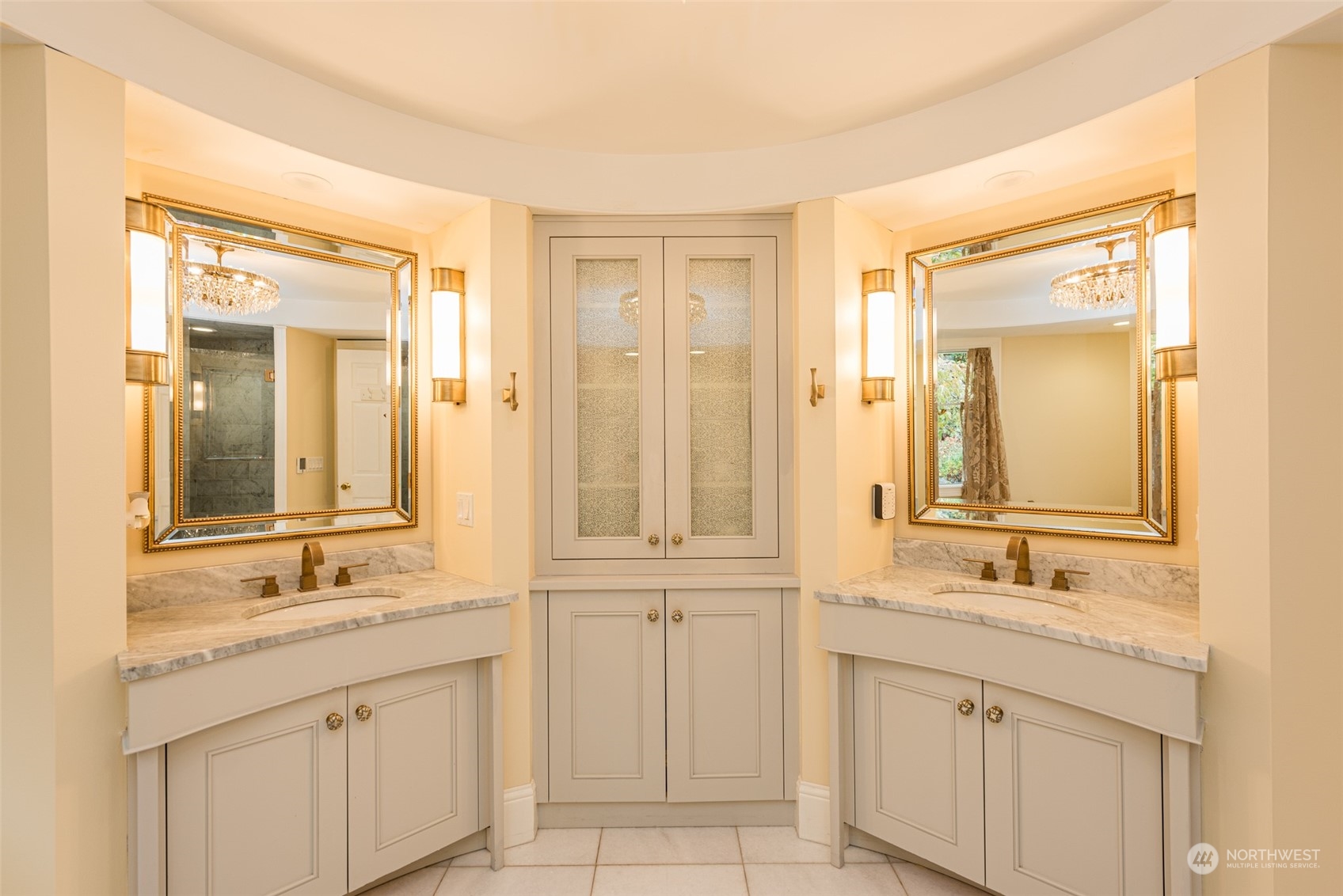 588 Simdars Road Sequim, WA 98382 - Photo 20 of 40 a bathroom with double sink and a mirror