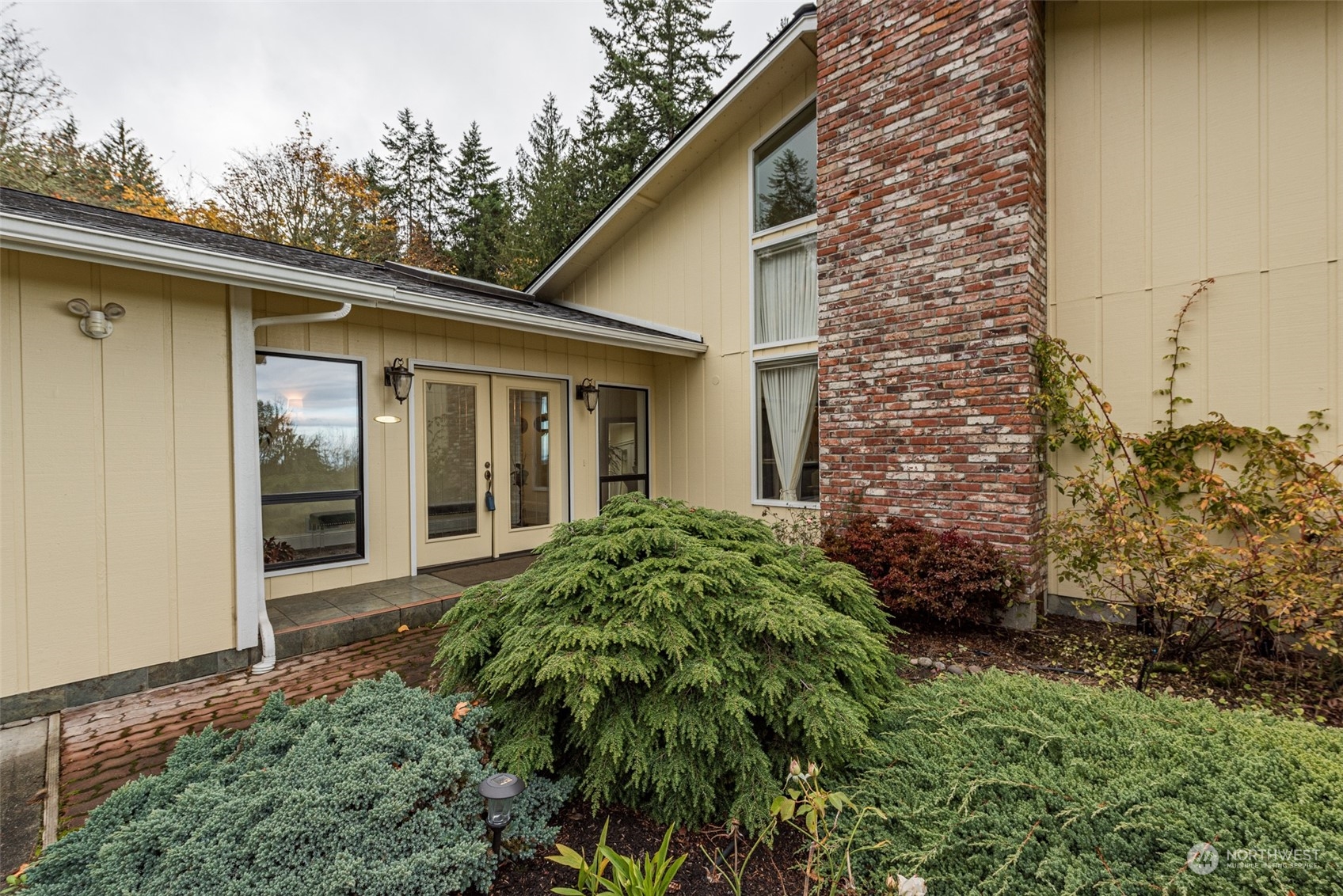 588 Simdars Road Sequim, WA 98382 - Photo 3 of 40 a backyard of a house with lots of green space
