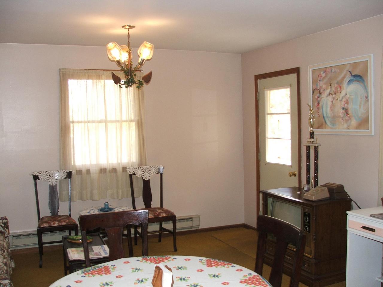 28 Decker Road Bushkill, PA 18324 - Photo 9 of 10 a dining room with table and chair