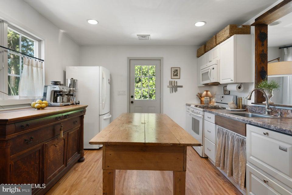 10 Mandalay Road Brick, NJ 08723 - Photo 11 of 40 Bright and inviting kitchen space.