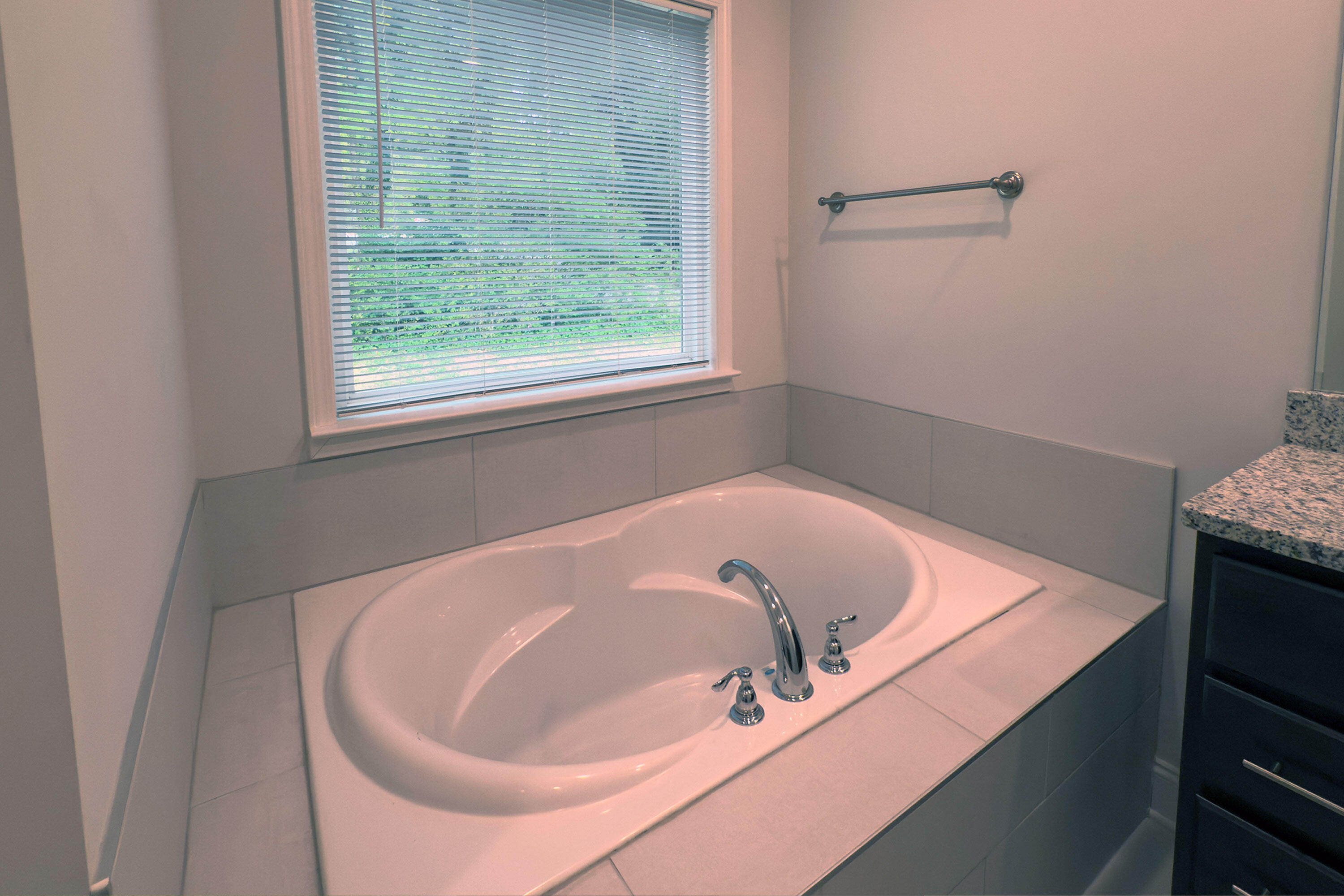 2125 Mae Dell Road Chattanooga, TN 37421 - Photo 30 of 40 Main-Bath-tub