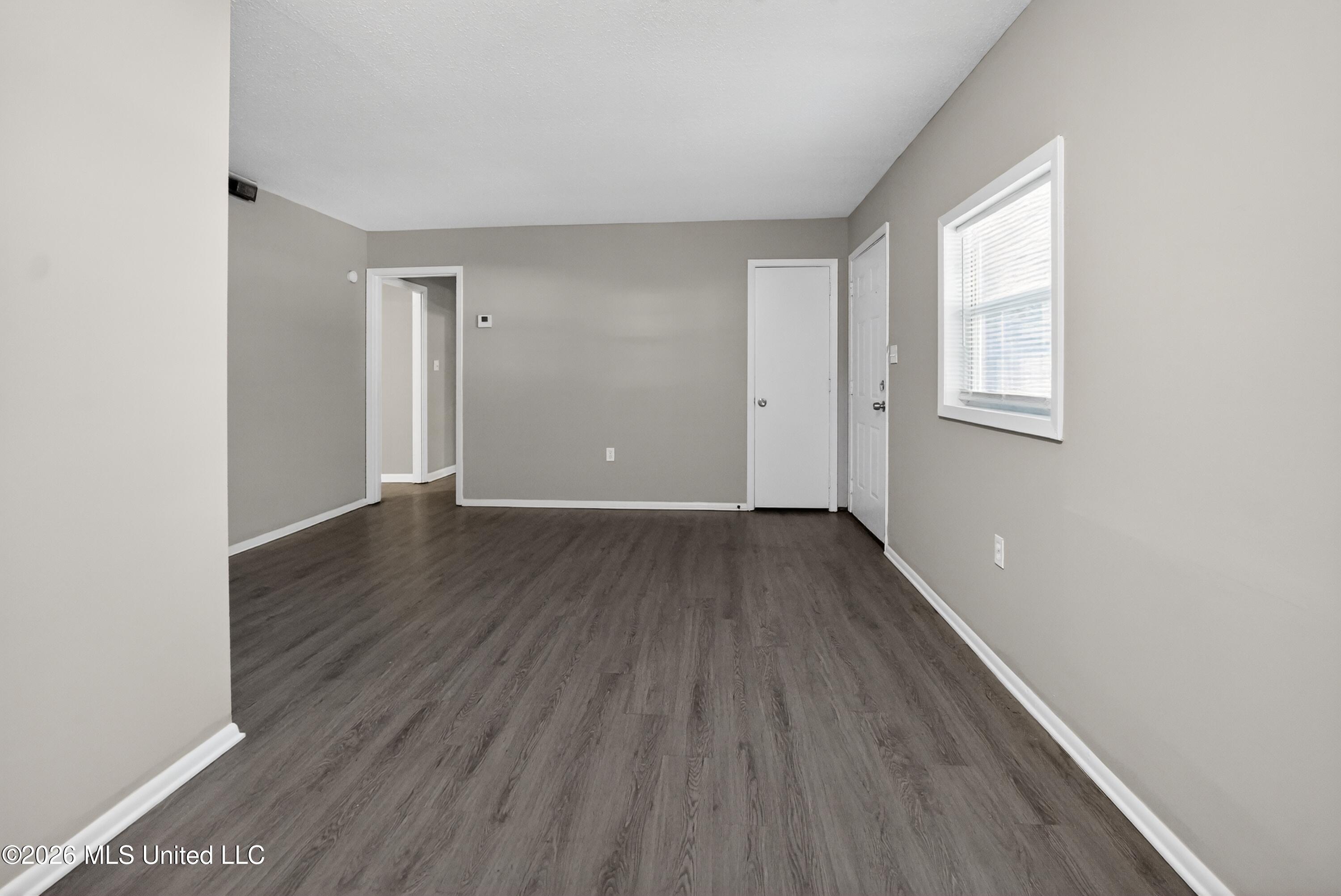 620 Queen Circle Jackson, MS 39209 - Photo 16 of 43 16_620_Queen_Cir-Living_room-6512
