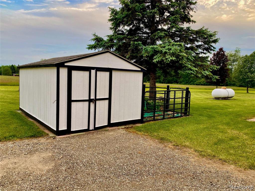 2914 Hunters Creek Road Metamora, MI 48455 - Photo 10 of 33