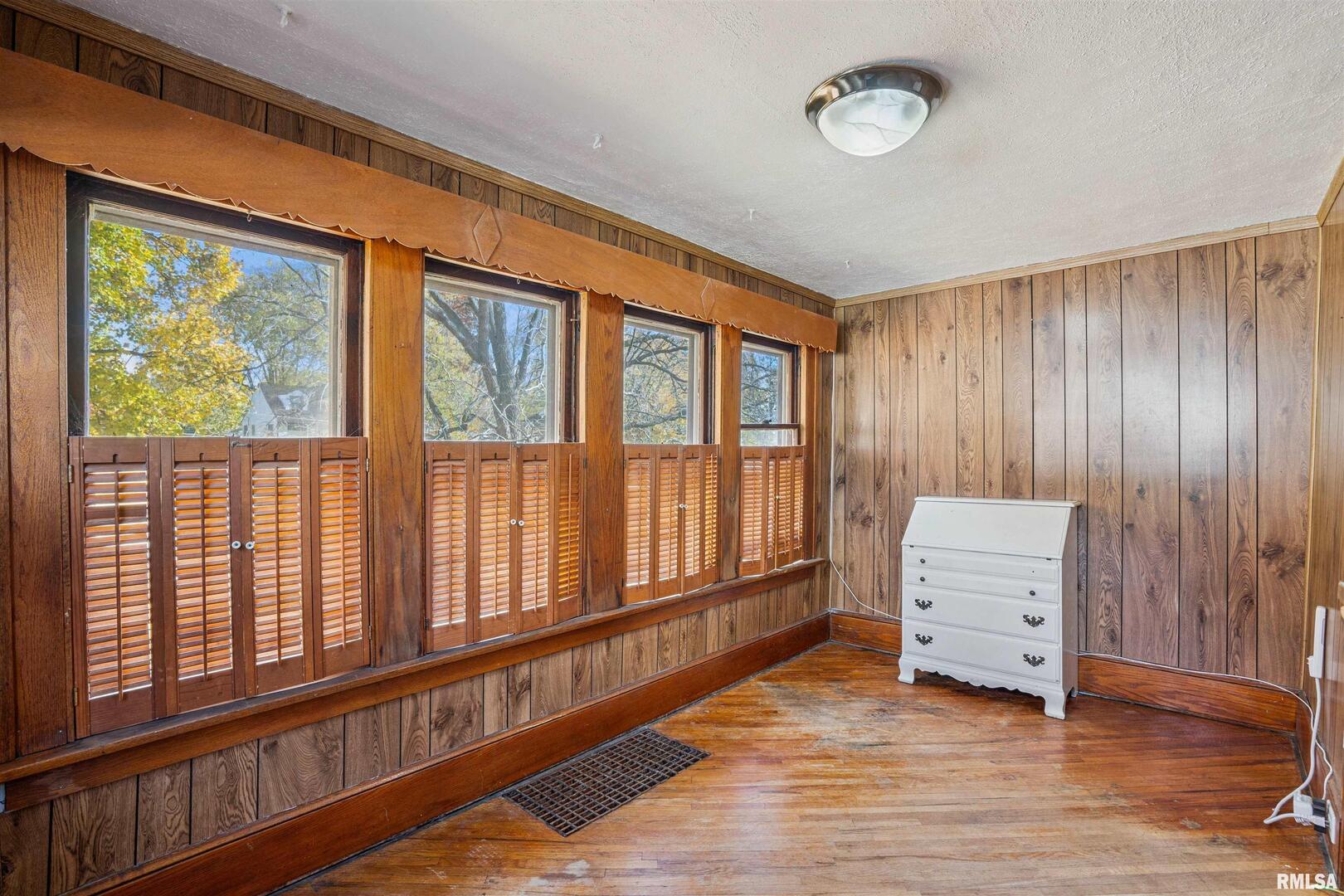 822 28th Street Bettendorf, IA 52722 - Photo 8 of 26