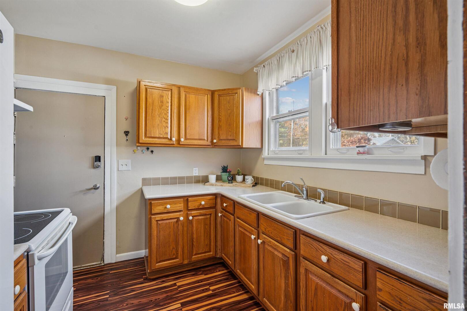 822 28th Street Bettendorf, IA 52722 - Photo 9 of 26