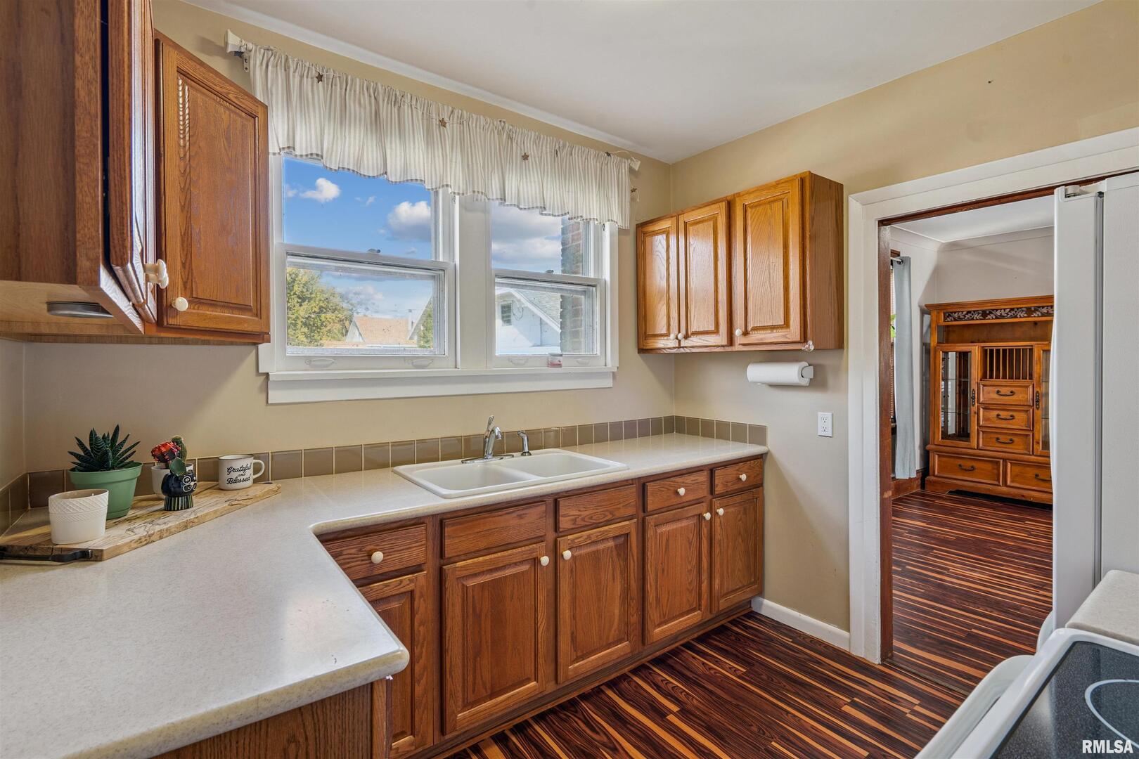 822 28th Street Bettendorf, IA 52722 - Photo 10 of 26