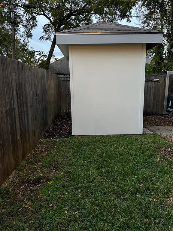 1915 Shaw Street Dallas, TX 75212 - Photo 28 of 34 a view of small space with wooden fence