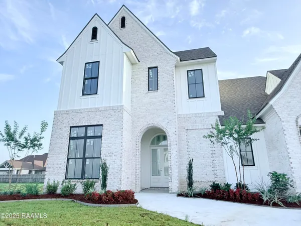 $999,700 | 214 Sabal Grv Lane, Youngsville, LA 70592