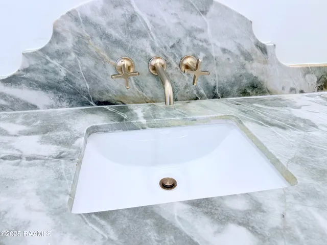 $999,700 | 214 Sabal Grv Lane, Youngsville, LA 70592