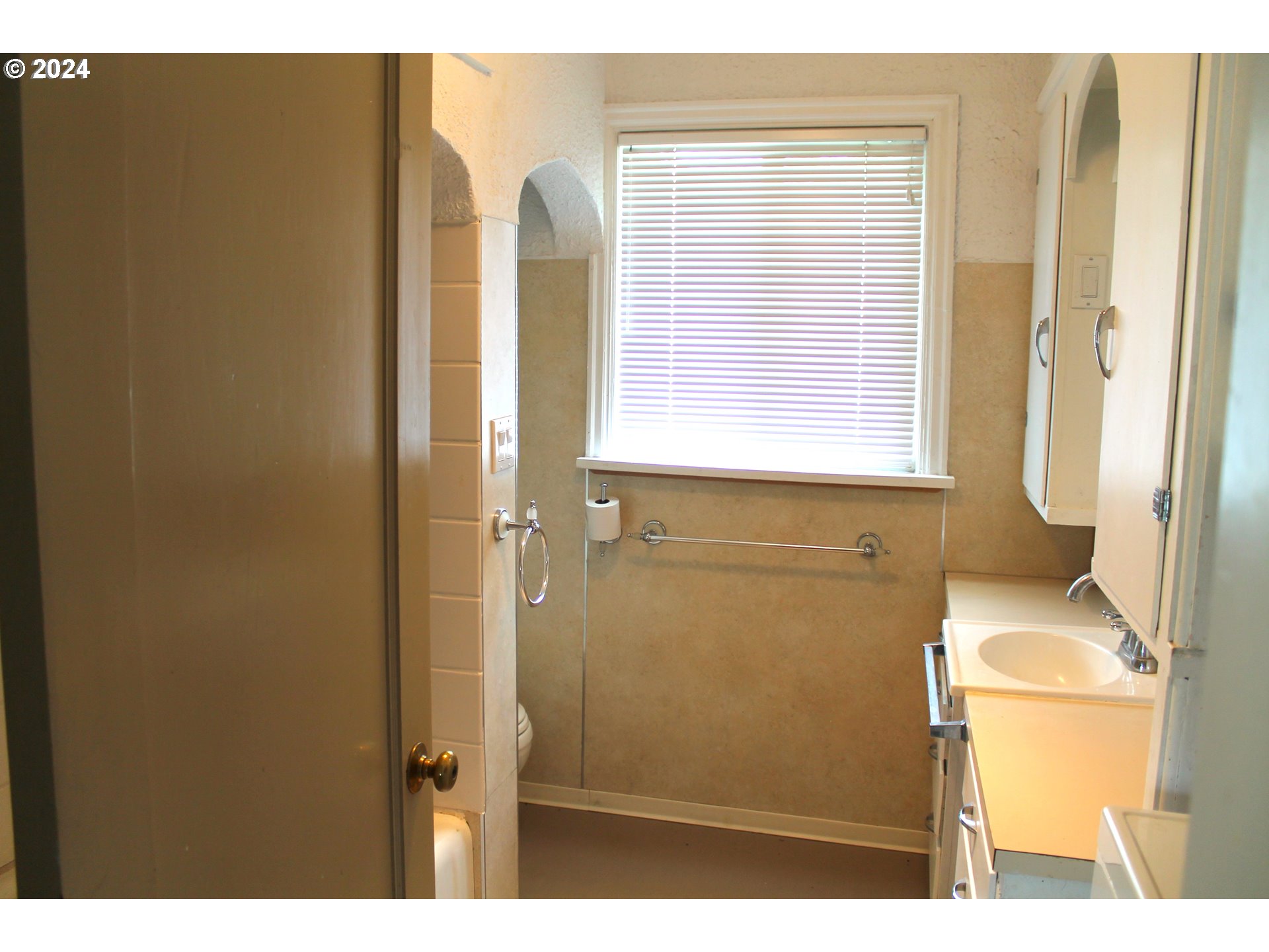 757 South Bridge Street Prairie City, OR 97869 - Photo 18 of 19 a bathroom with a sink and a shower