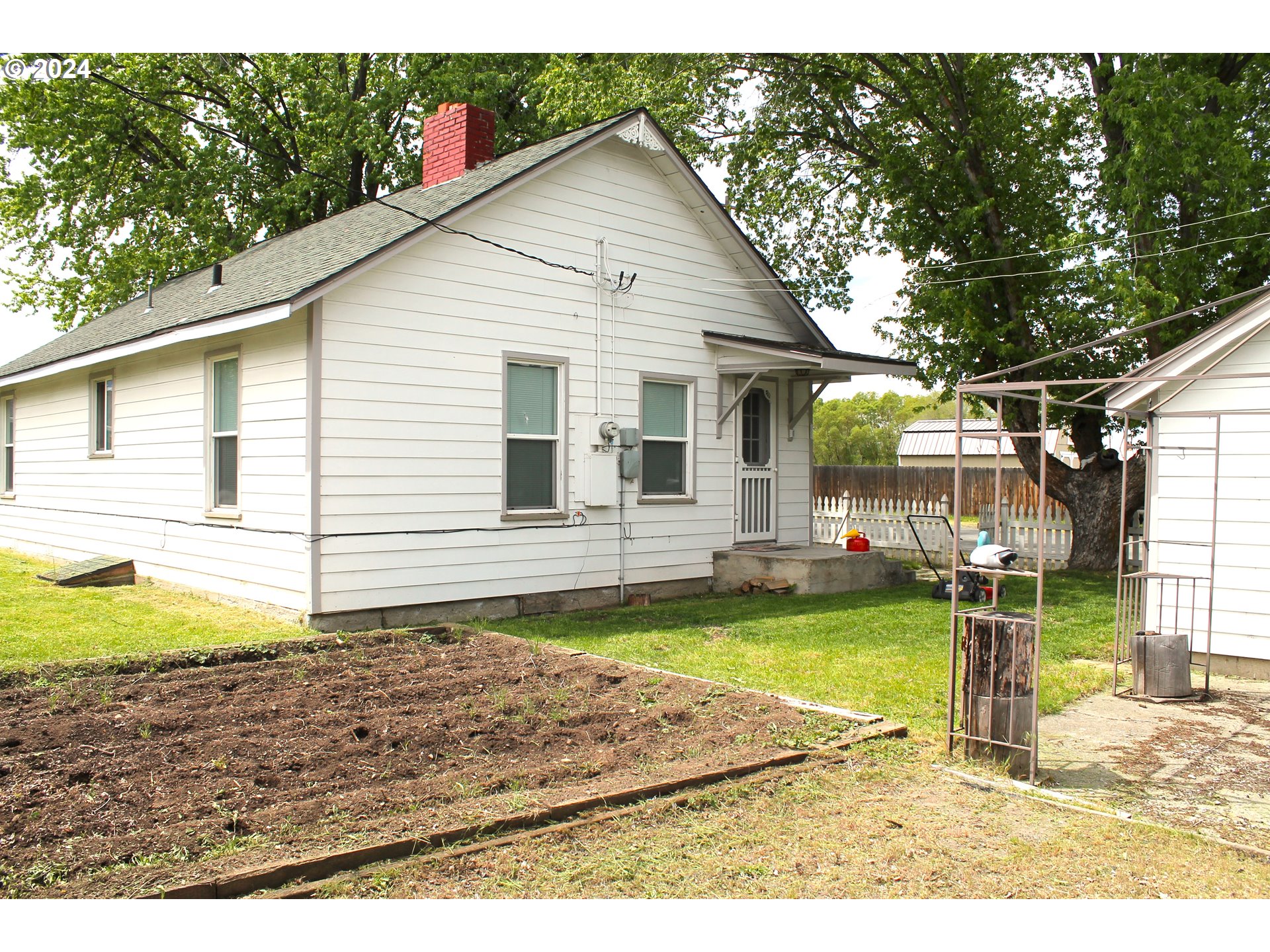 757 South Bridge Street Prairie City, OR 97869 - Photo 3 of 19 a view of a house with backyard