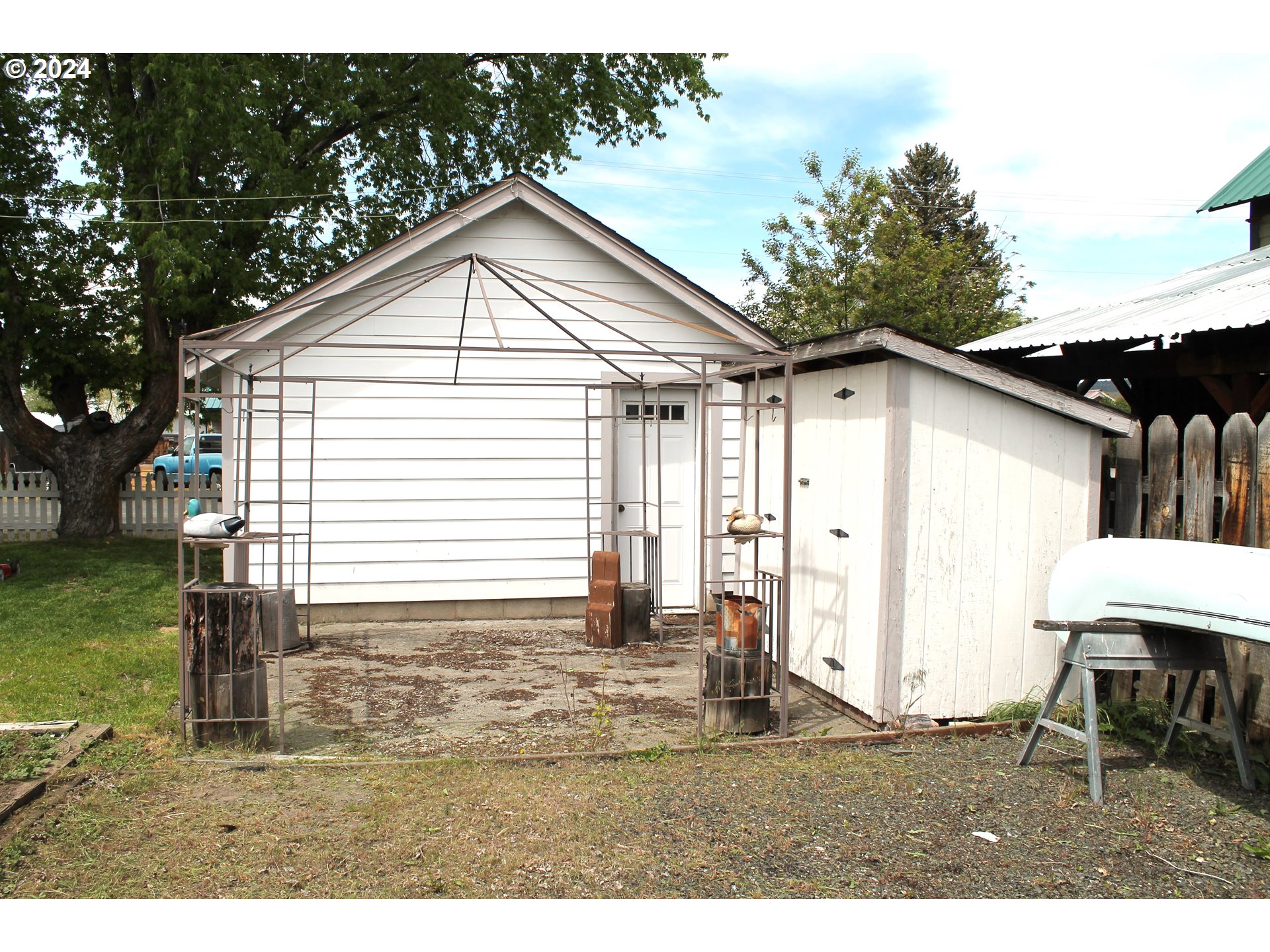 757 South Bridge Street Prairie City, OR 97869 - Photo 5 of 19 a house view with a backyard space