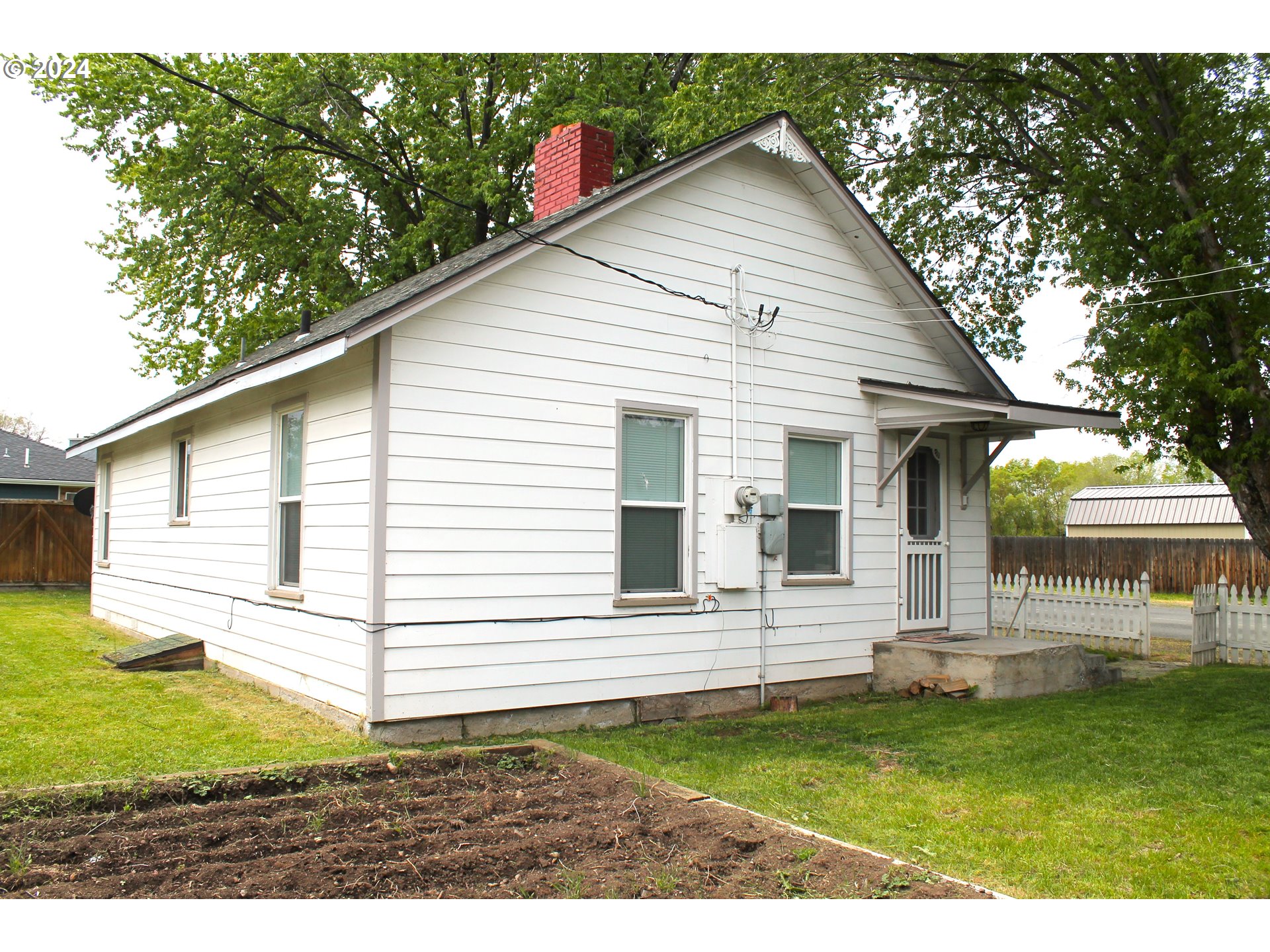 757 South Bridge Street Prairie City, OR 97869 - Photo 8 of 19 a view front of house with a yard