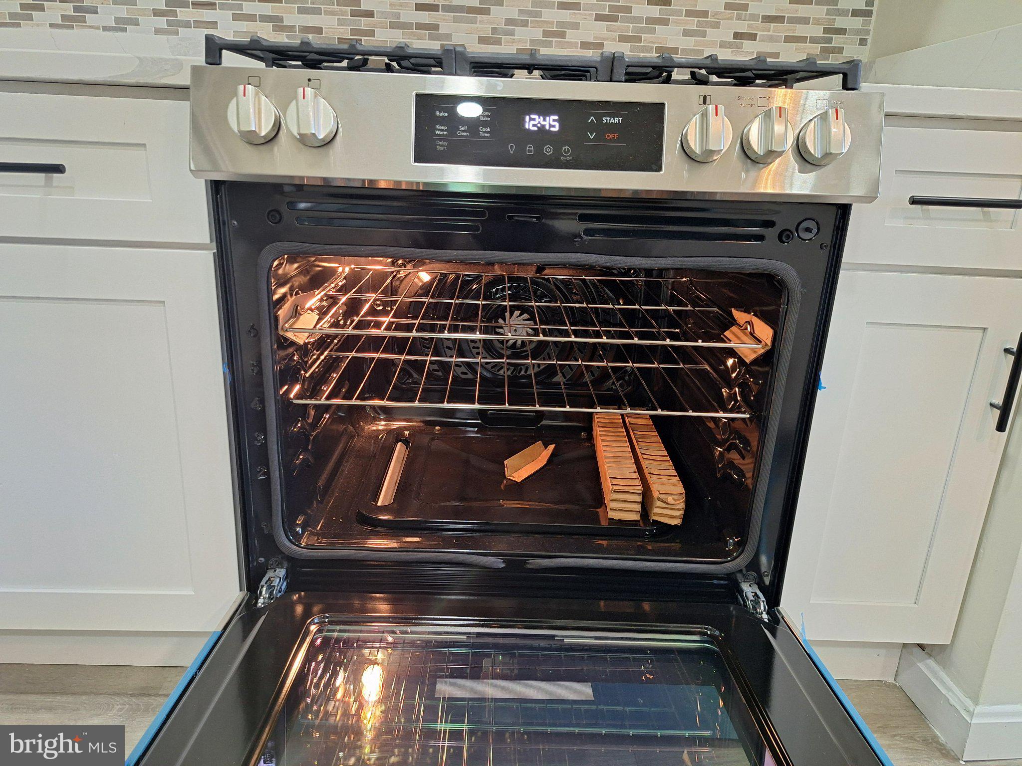 6 Longstream Court, Unit 101 Baltimore, MD 21209 - Photo 27 of 43 Inside oven