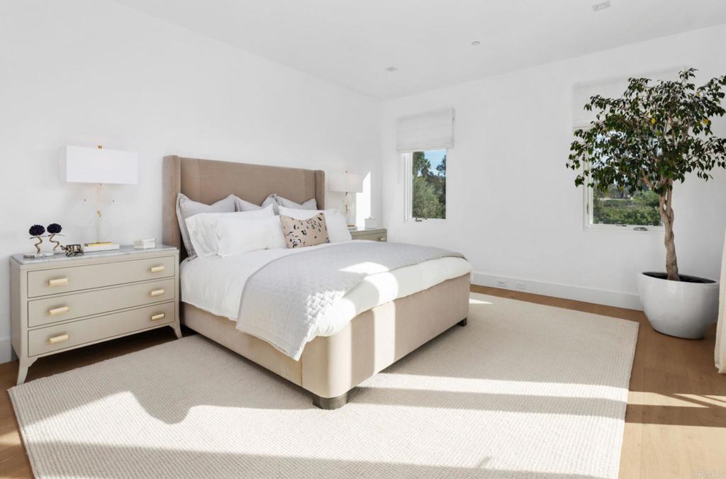 5315 La Crescenta Road Rancho Santa Fe, CA 92067 - Photo 24 of 34 a bed room with a bed and a potted plant