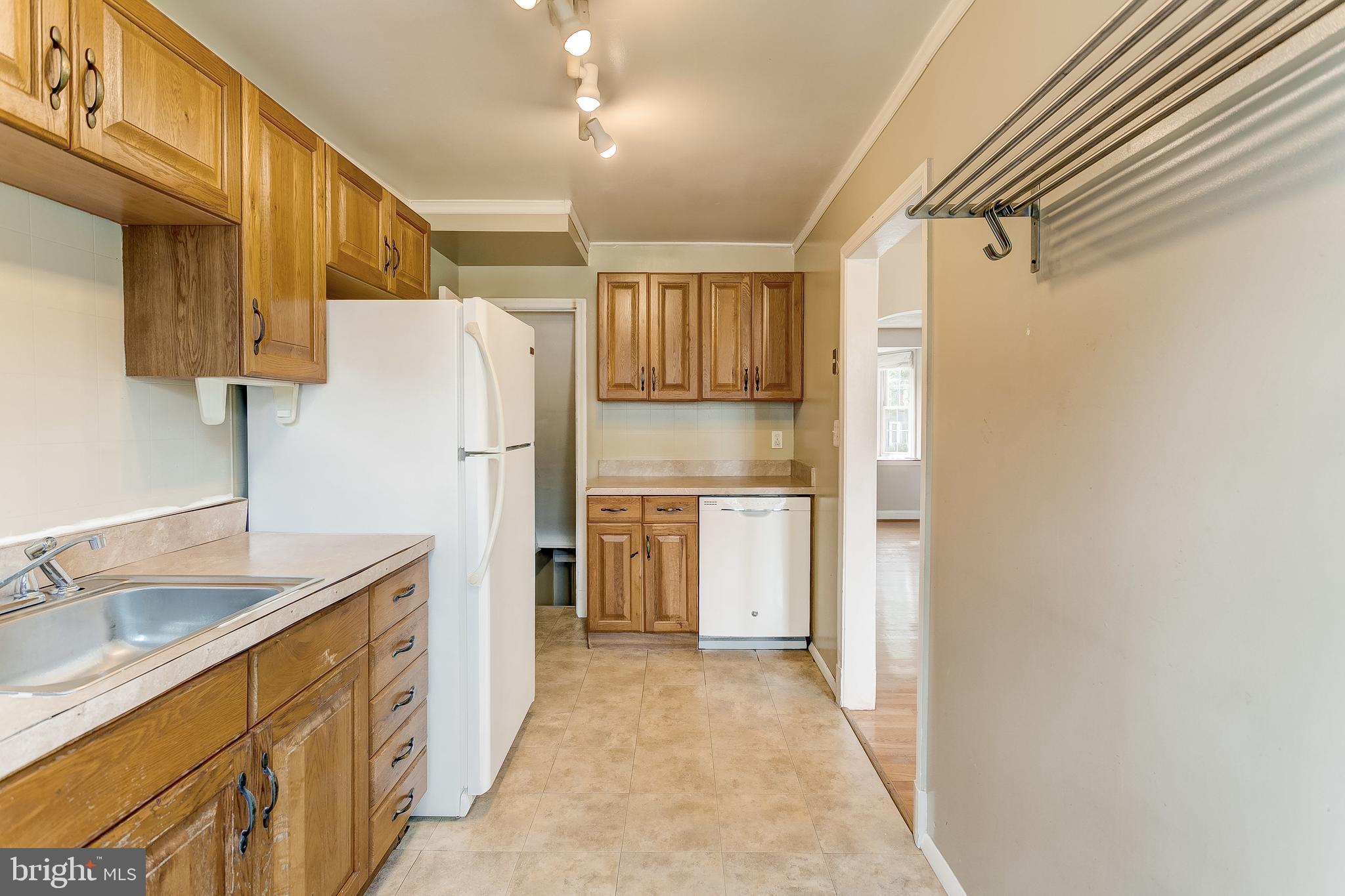 1636 Hardwick Road Baltimore, MD 21286 - Photo 13 of 29 Kitchen