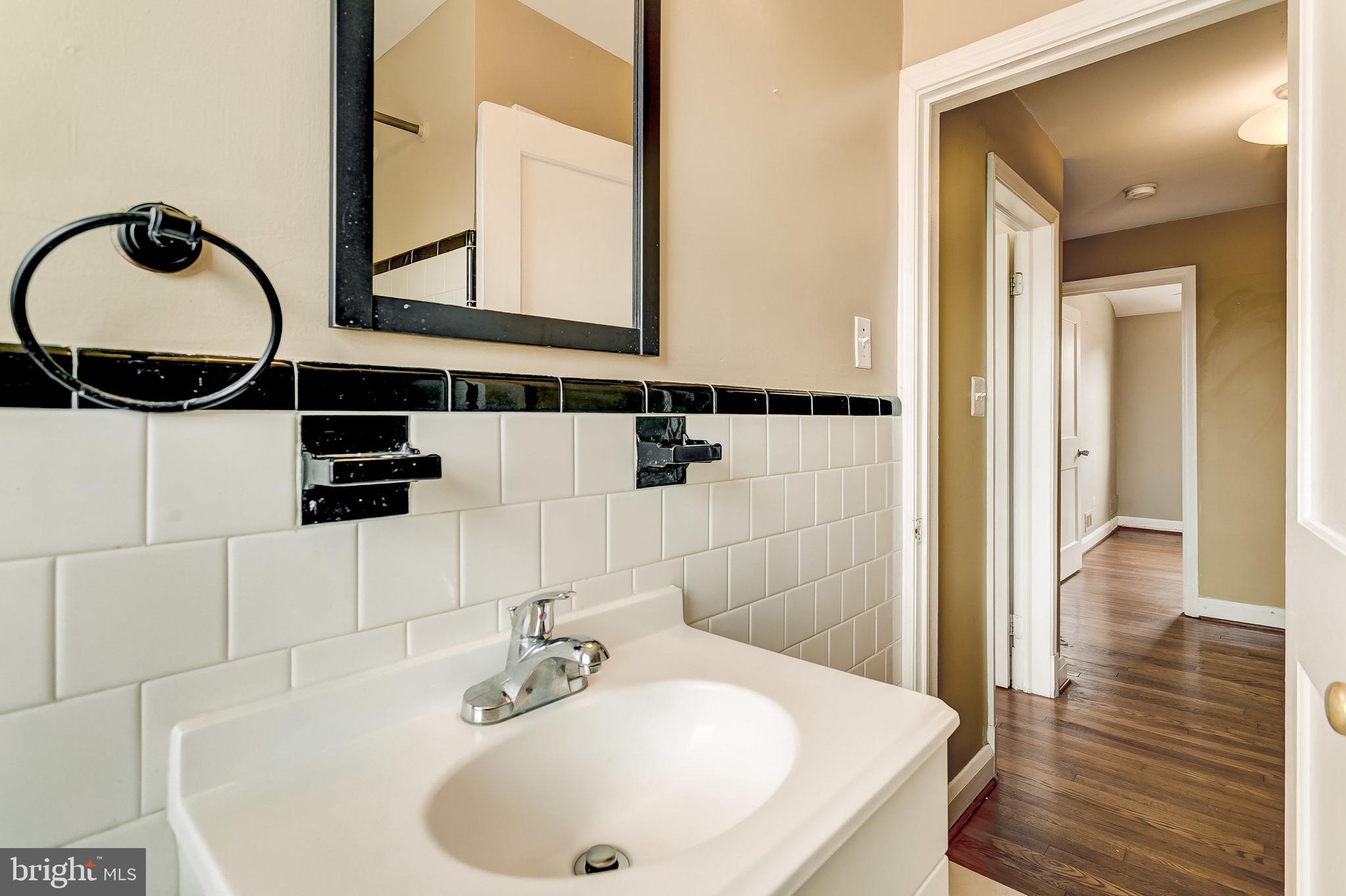 1636 Hardwick Road Baltimore, MD 21286 - Photo 17 of 29 Hall full bathroom