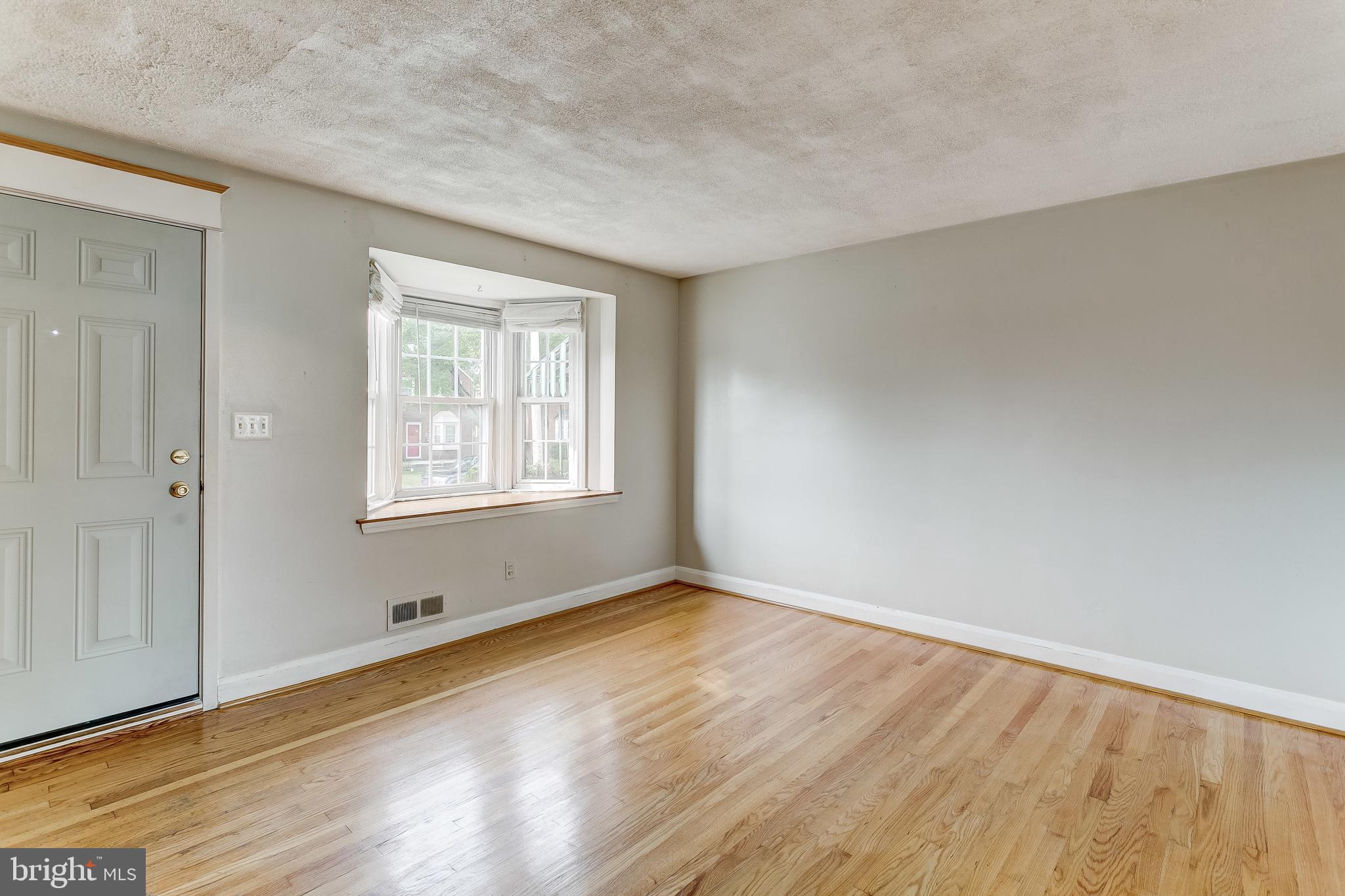 1636 Hardwick Road Baltimore, MD 21286 - Photo 4 of 29 Living room